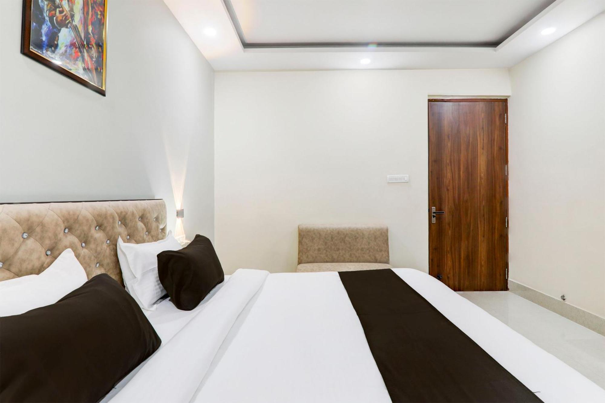 Super Townhouse Gls International Hotel ลัคเนา ภายนอก รูปภาพ