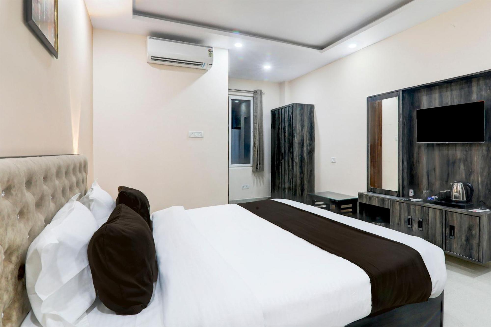 Super Townhouse Gls International Hotel ลัคเนา ภายนอก รูปภาพ