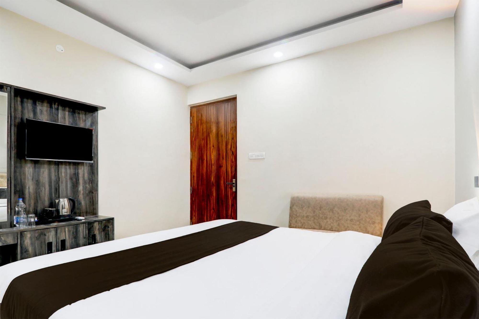 Super Townhouse Gls International Hotel ลัคเนา ภายนอก รูปภาพ