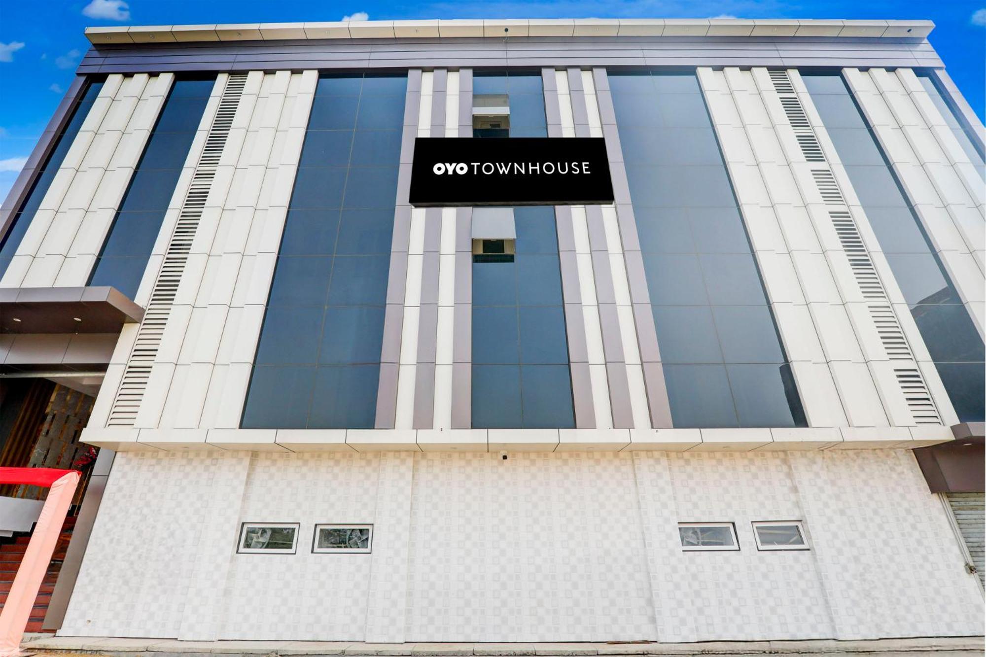 Super Townhouse Gls International Hotel ลัคเนา ภายนอก รูปภาพ