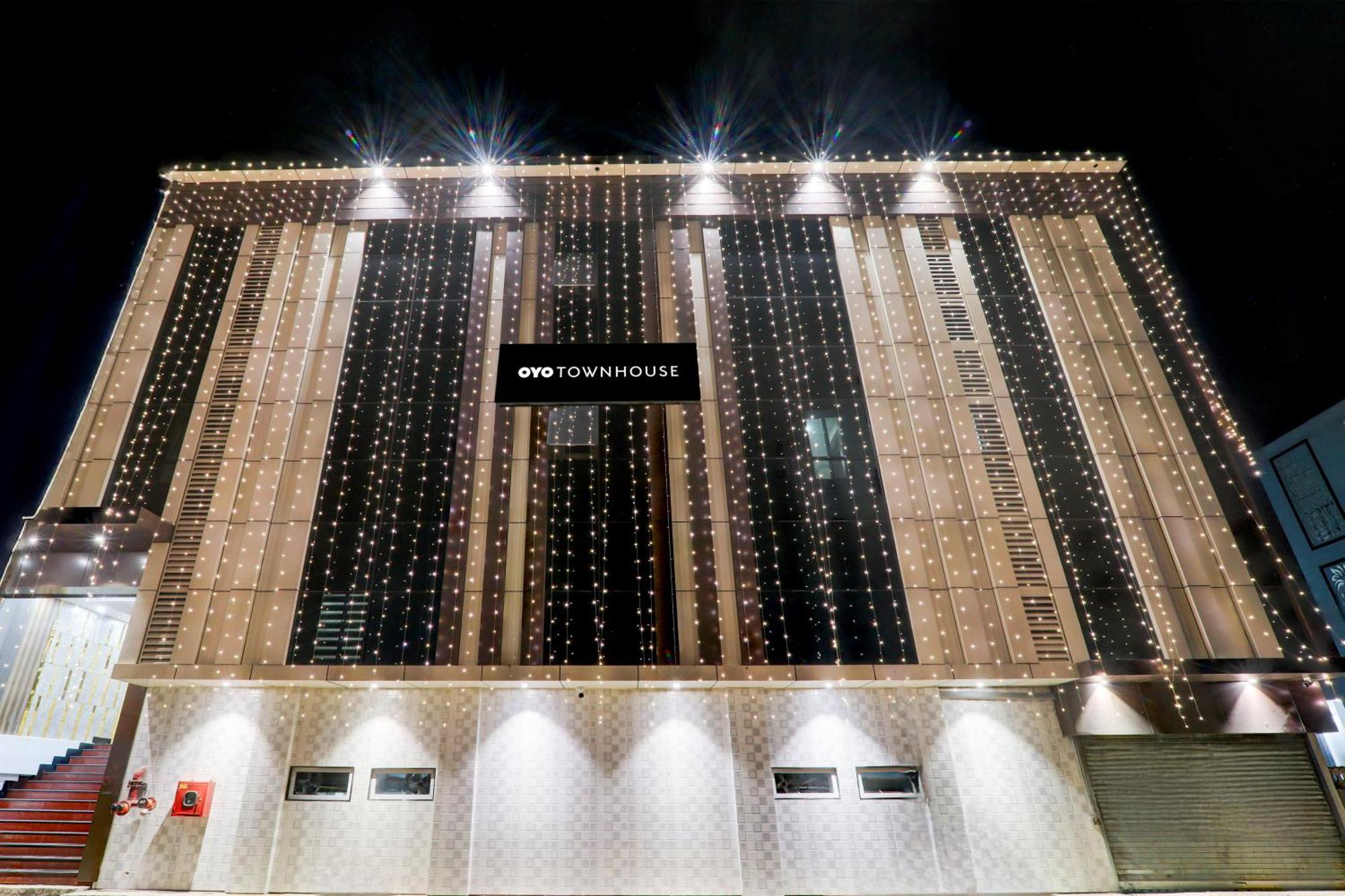Super Townhouse Gls International Hotel ลัคเนา ภายนอก รูปภาพ