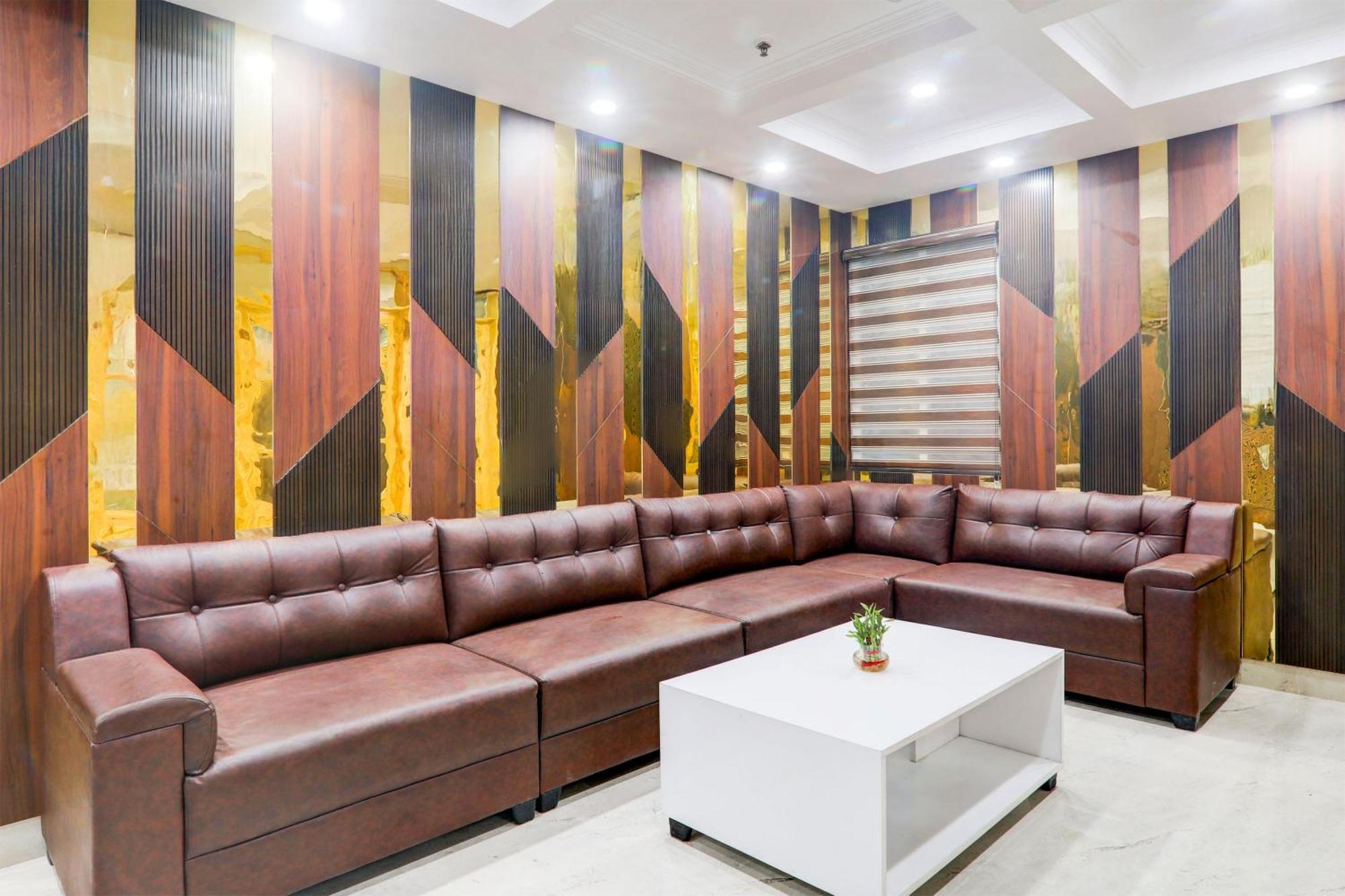 Super Townhouse Gls International Hotel ลัคเนา ภายนอก รูปภาพ