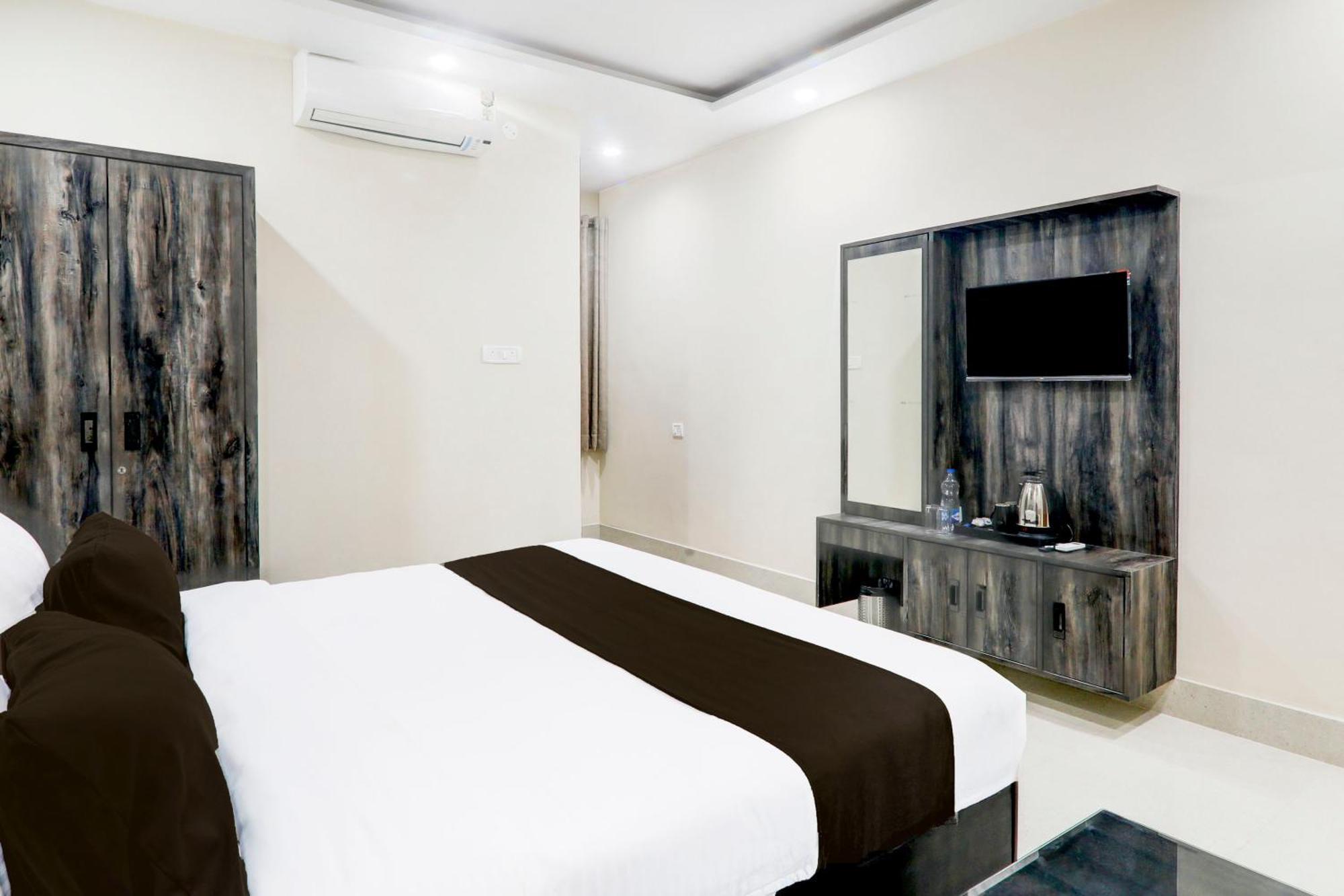 Super Townhouse Gls International Hotel ลัคเนา ภายนอก รูปภาพ