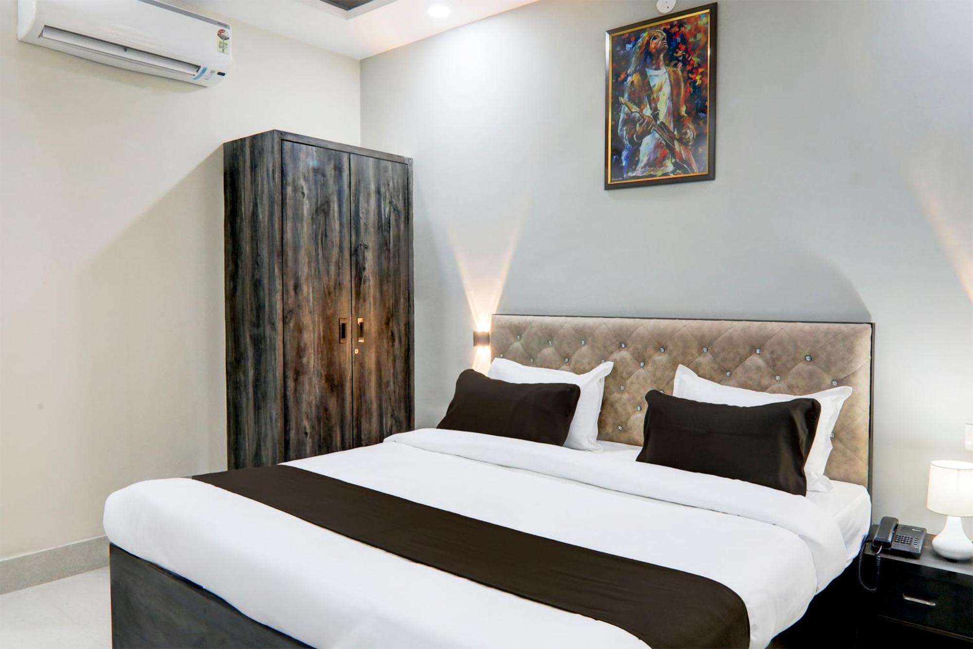 Super Townhouse Gls International Hotel ลัคเนา ภายนอก รูปภาพ