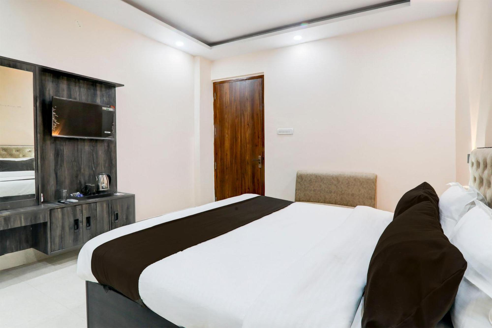 Super Townhouse Gls International Hotel ลัคเนา ภายนอก รูปภาพ